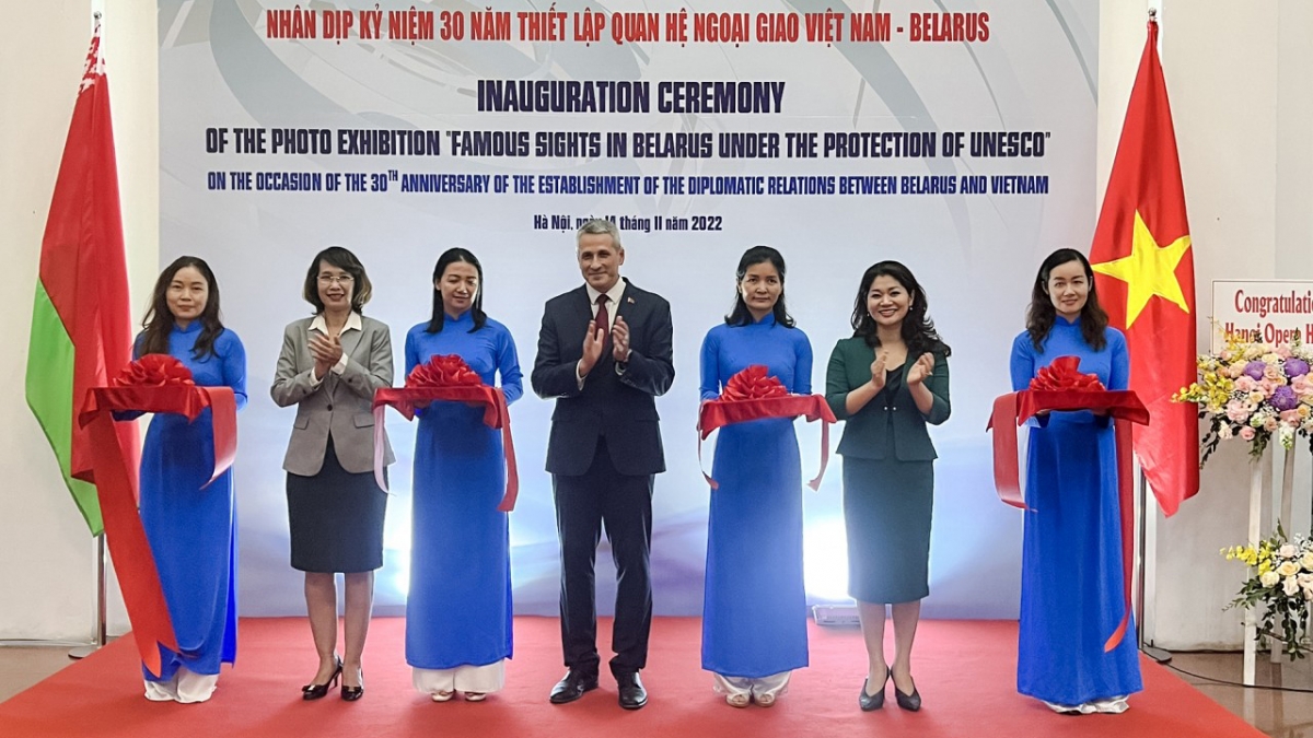 Photo exhibition on Belarus’ sights opens in Hanoi